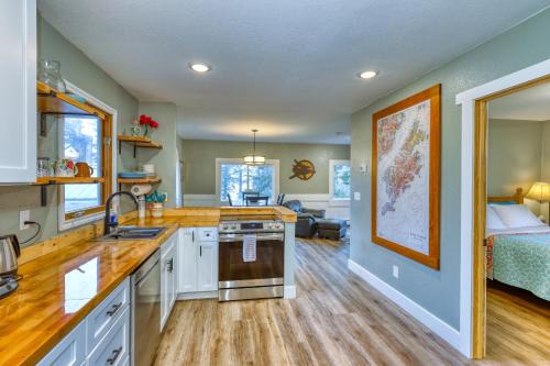 Kodiak Apartment | Captivating Coastline 2 BR Retreat with Ocean View