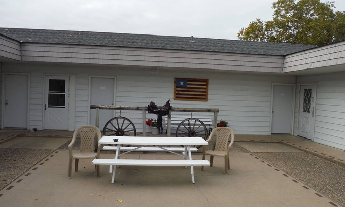 Cannon Falls Hotel | Caravan Motel