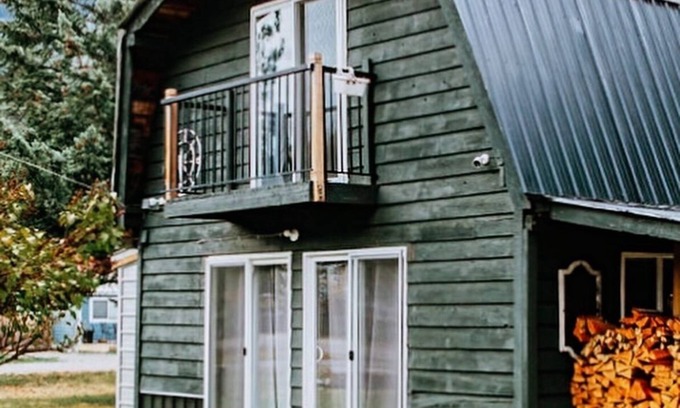 Okanagan-Similkameen Cabin | Carefully curated Cabin in the fun town of tulameen BC .