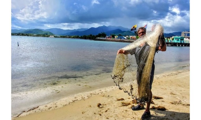 Arroyo House | Caribbean Sea Beachfront Solar Backup House Fisherman Village Boardwalk A/C WiFi