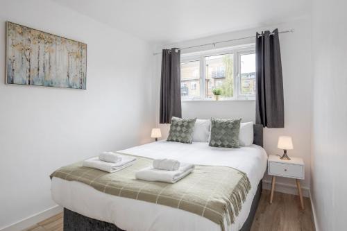 Bow House | Carlile House - 5 bedroom, Sleeps 8, Free Parking, 2 bathrooms by Damask Homes