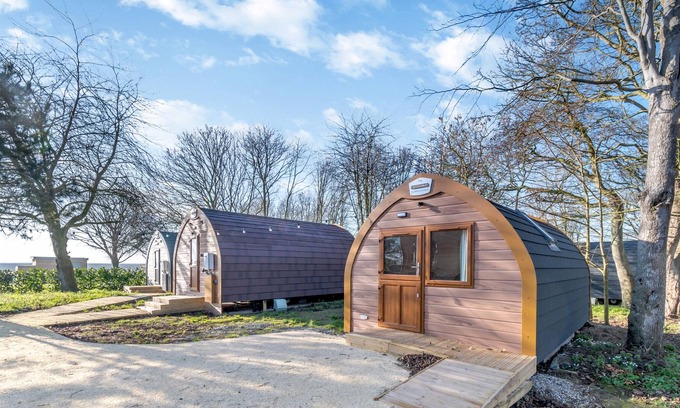 Mappleton Cottage | CARLTON MANOR POD 7, family friendly, with a garden in Aldbrough