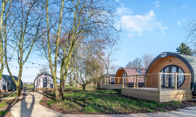 Mappleton Cottage | CARLTON MANOR POD 8, pet friendly, with a garden in Aldbrough