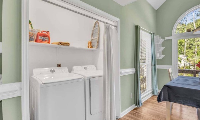 Fuquay-Varina House | Carolina Cottage - Sleeps 11 - 20 mins to Raleigh - Game/Movie Room w/Projector!