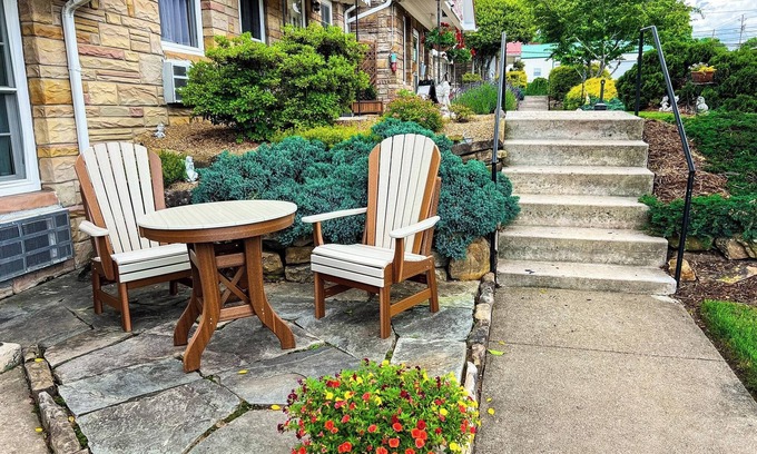Burnsville Hotel | Carolina Country Inn
