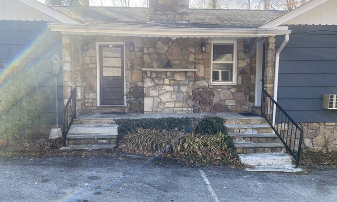 Gatlinburg Cottage | Carr's Cottages Suites 15 & 16