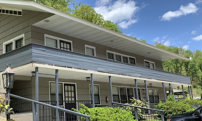 Gatlinburg Apartment | Carr's Northside - Family Suite 3 Bedrooms