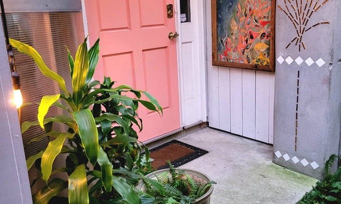 Historic Downtown Savannah Cottage | Carriage House, Forsyth Park, Pet friendly, private courtyard 🩷