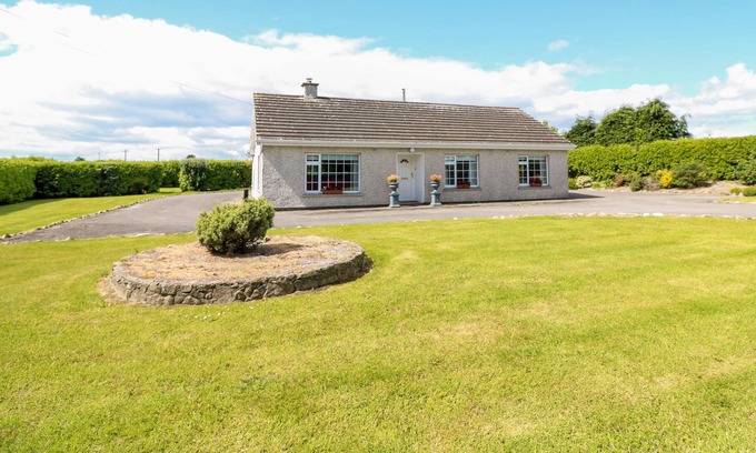 Stradbally House | CARRIGANNA COTTAGE, pet friendly in Stradbally, County Waterford