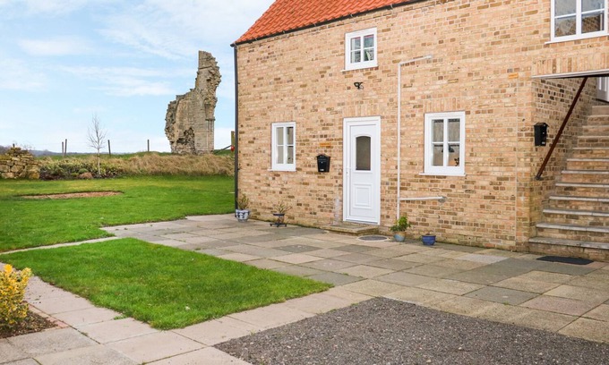 Lincoln Cottage | CARRINGTON COTTAGE, pet friendly, with a garden in Lincoln