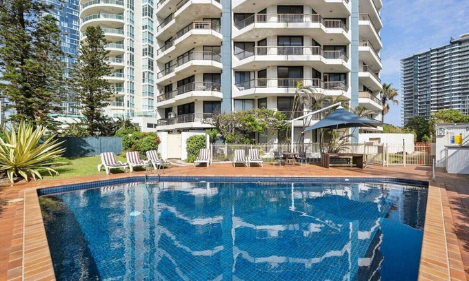 Main Beach Apartment | Carrington Family Beach Getaway - Ocean View, WiFi