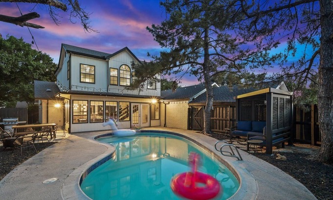 North Central Carrollton House | Carrollton Beautiful House with Pool