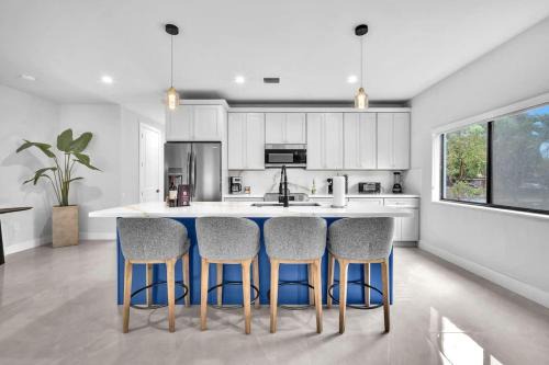 West Little Havana Apartment | Casa Amoret - Brand New Family-Friendly Retreat