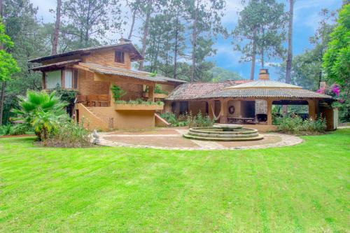 Valle de Bravo House | Casa Avándaro con alberca, Río, Bosque y Cocinera!