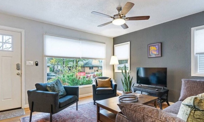 Concordia House | Casa Azul Near Alberta Arts - Dog Friendly!