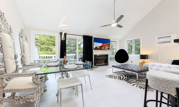Acme Condo | ⛳ Casa Blanco: Hilltop Condo | Luxe Interiors + Bay Views + Walk to Dining ➠ 5736