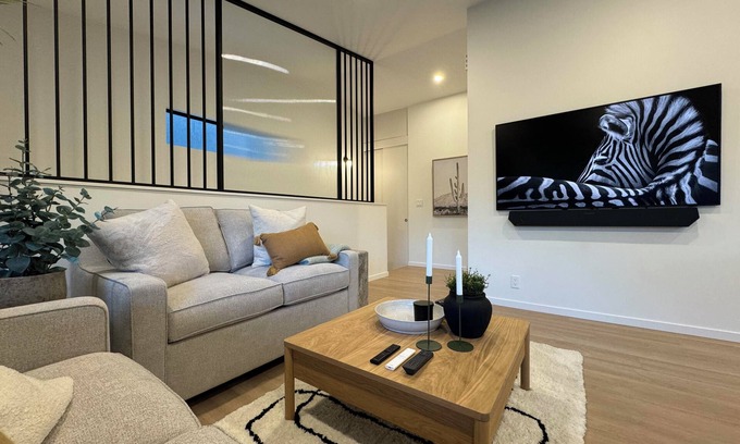 Edmonton Apartment | Casa Bramble Luxury 2Bed Suite near UofA Hospital