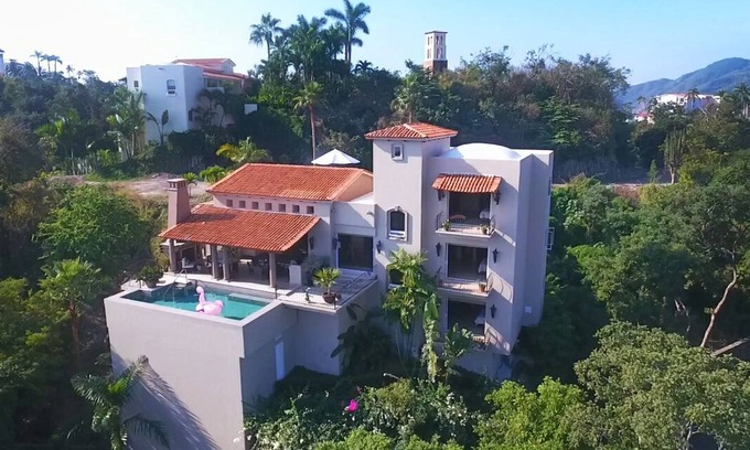 Manzanillo House | Casa Buena Suerte, Your Upscale Paradise Awaits!