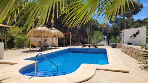 Urbanitzacio la Fustera Apartment | Casa Caledonia - Appartement dans villa avec jardin arboré et piscine à 500 M de la mer