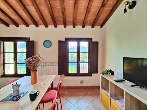 Pieve di Santa Luce Apartment | Casa con piscina tra le colline