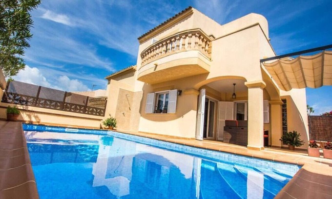 Cala Mandia Ski Chalet | Casa con Piscina Cerca de la Playa