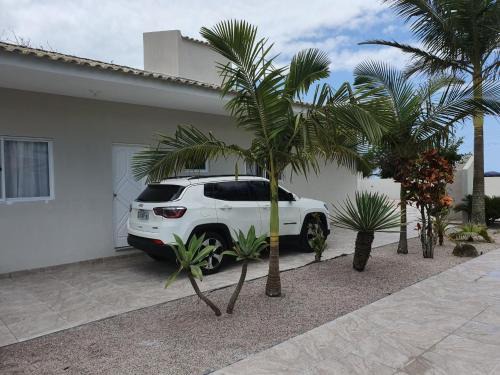 Governador Celso Ramos House | Casa de três dormitórios com piscina, 30 mt da praia