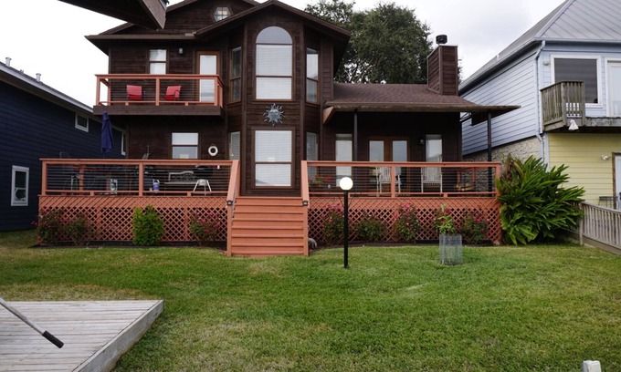 Montgomery House | Casa Del Sol Waterfront