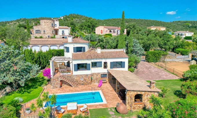 Calonge Ski Chalet | Casa El Mirador: Villa in the upper part of Cabanyes with magnificent sea view.