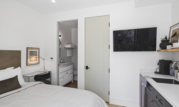 Laguna Apartment | Casa Jardin Unit 1-Boutique Suite in Downtown Santa Barbara