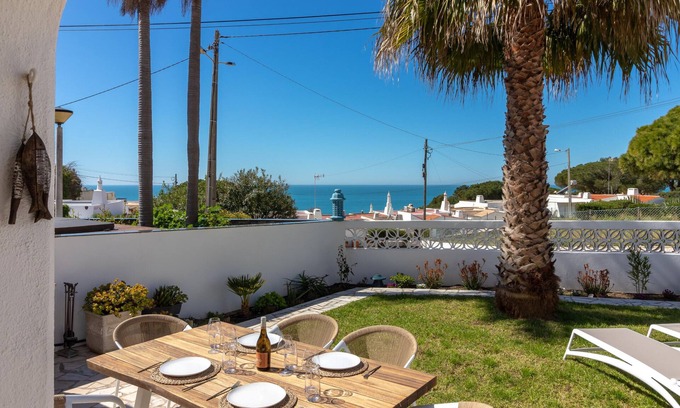 Vale de Covo Apartment | Casa Leon - 2 bed apartment with stunning sea views & superb location