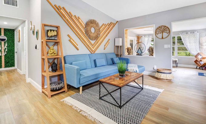 Conway House | Casa Luna- Unique Lakefront Home