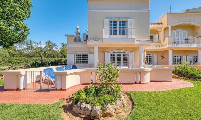 Lagoa e Carvoeiro Ski Chalet | Casa Marinha 1 - Next to Marinha Beach with swimming pool!