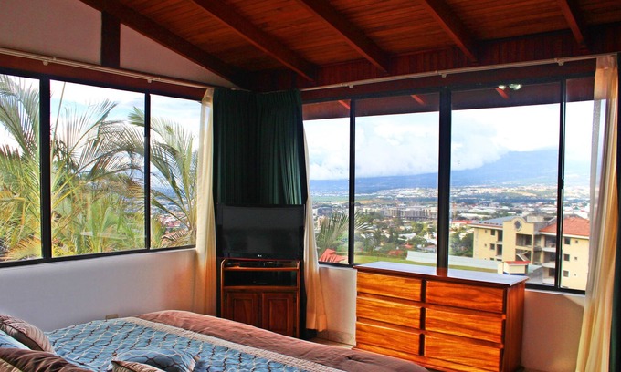 Escazu Apartment | Casa Reflejos City View