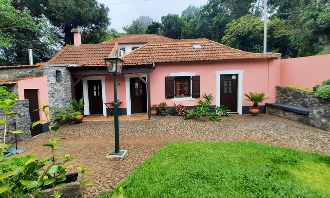 Camacha House | Casa Rosa