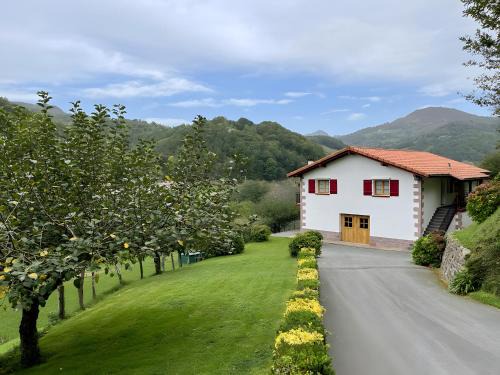 Etxalar House | Casa Rural Larrapil