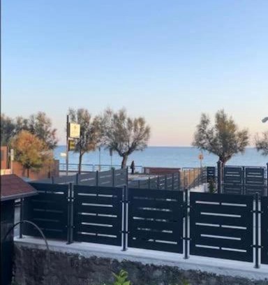 Terracina Apartment | Casa sul Mare con Posto Auto e Giardino Privato