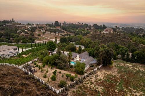 Temecula House | Casa Verde Wine Country Estate w Pickleball Casita