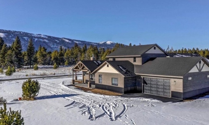 Donnelly House | Cascade Pines Lake House - Mountain Views - Sauna - EV Charger