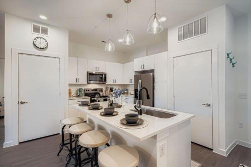 McNeil Apartment | Casita Lonestar - Sleeps 6 - Wi-Fi and Pool Views