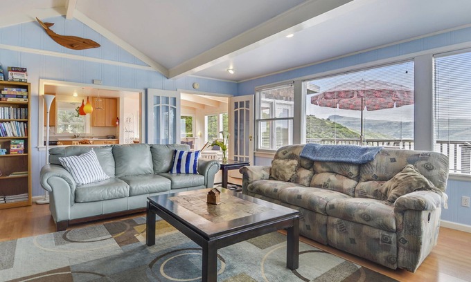 Jenner House | Castle Crag ~ Breathtaking River Ocean Views, Spa, Dog Friendly!