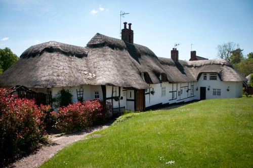 Kenilworth House | Castle Hill Cottage on a Scheduled Monument