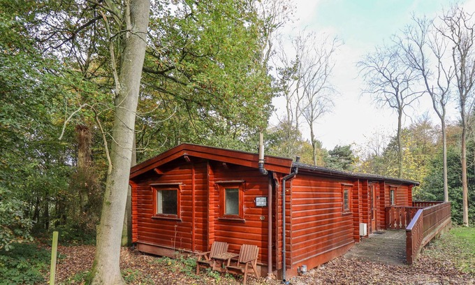 Kenwick Cabin | CAVENDISH LODGE (NO. 60), pet friendly, with a garden in Louth