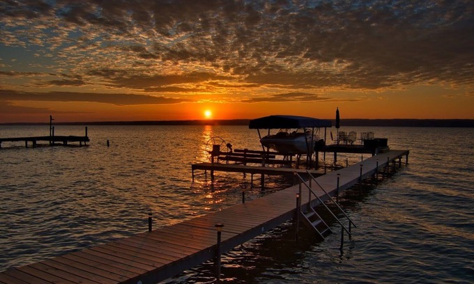 Romulus Cottage | Cayuga Lake Cottage "The Bermuda Sunrise"