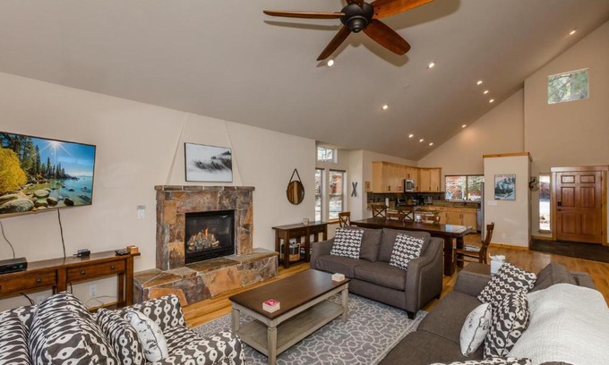Truckee House | Cedar Crest at Winter Creek by Tahoe Getaways - 3BR, Walk to Ice Skating, Near Downtown and Northstar with Private Hot Tub!