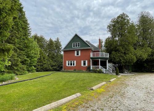 Hope Bay Ski Chalet | Cedar Garden Cottages
