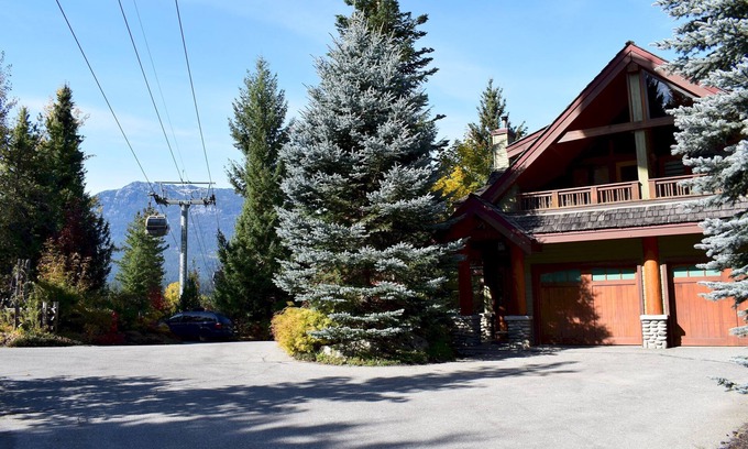 Upper Village Ski Chalet | CEDAR HOLLOW 11 | Ski-In, Ski-Out | Huge Living Space | Private Hot Tub & Garage