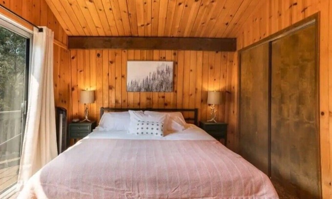 Arrowbear Lake Bed & Breakfast | Cedar-Mountain Cabin minutes away from Big Bear!