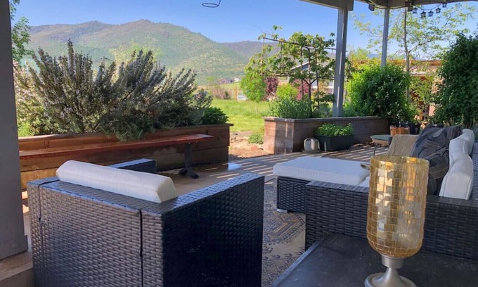 Ashland House | Cedar Wood Mountain View Retreat