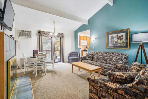 West Bridgewater Hotel | Cedarbrook Deluxe Two Bedroom Suite with outdoor heated pool 19110