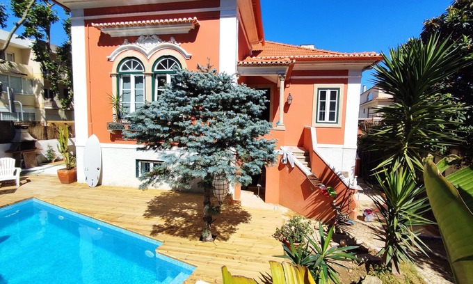 Carcavelos Ski Chalet | Centenary chalet in Carcavelos, with 8 bedrooms, garden and pool. 1km from the beach